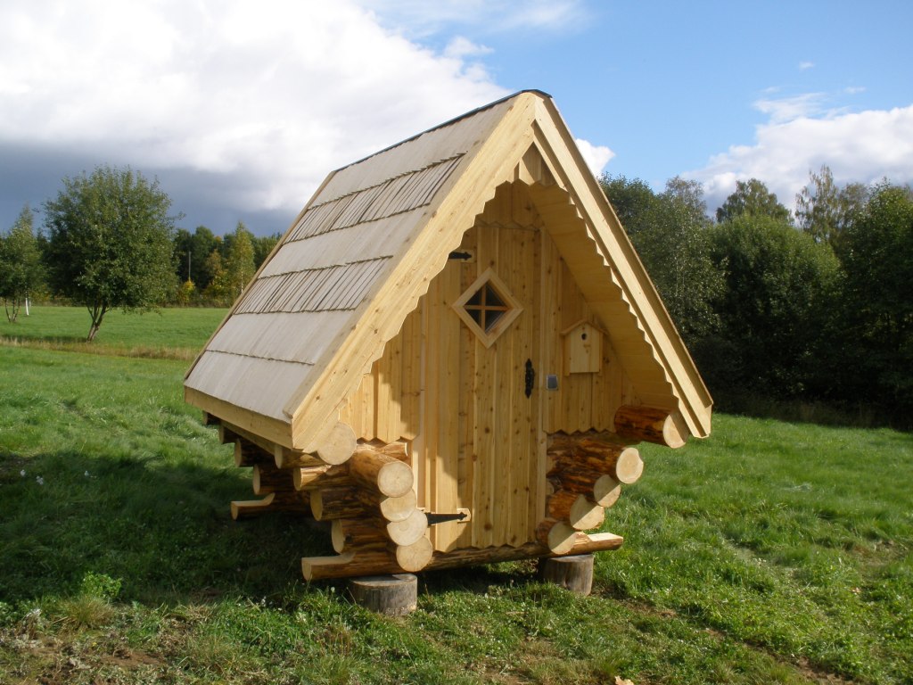 Kleine houten hut op stammen in het bos